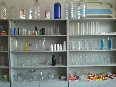 供應(yīng)廠家生產(chǎn)yc-b2型一出二全自動吹瓶機-臺州黃巖涌昌機械廠